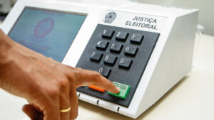 Read more about the article Um em cada cinco eleitores desconfia da segurança das urnas eletrônicas. Quem são eles?