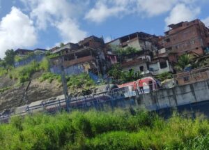 Read more about the article Trens do metrô descarrilam e tombam após um deles bater em caminhão de serviço em Salvador; VEJA VÍDEO