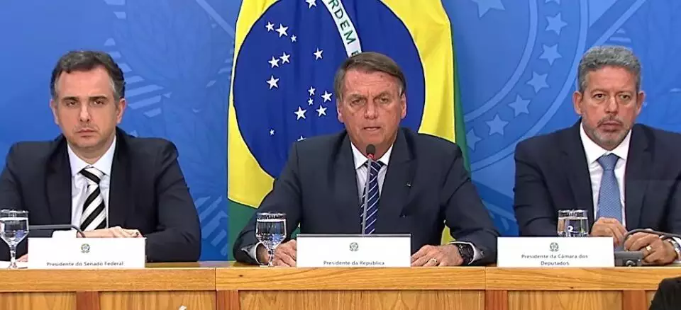You are currently viewing Bolsonaro promete ressarcir Estados que reduzam ICMS dos combustíveis a 17%
