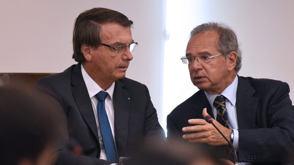 You are currently viewing Guedes diz que governo avalia elevar Auxílio Brasil de R$ 400 para R$ 600