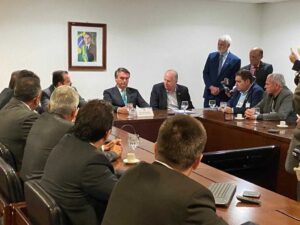 Read more about the article Em reunião com Bolsonaro, prefeitos cobram compensação por perdas de R$73 bilhões