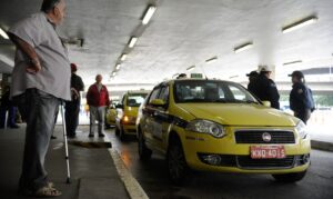 Read more about the article Auxílio para taxistas e caminhoneiros começa a ser pago em agosto