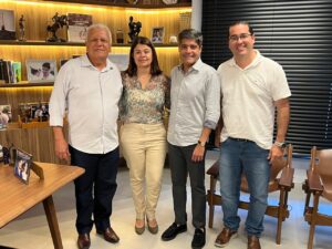 Read more about the article ACM Neto e Cacá Leão recebem apoio de prefeito de João Dourado, filiado ao PL