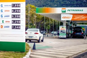 Read more about the article Petrobras vai reduzir preço da gasolina em 5% a partir de amanhã