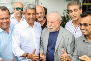 Read more about the article “O Brasil tem jeito e a Bahia tem lado”, diz Jerônimo na chegada de Lula a Salvador