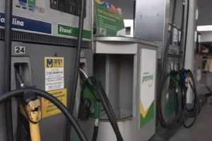 Read more about the article Petrobras reduz em mais R$ 0,15 o preço do litro da gasolina