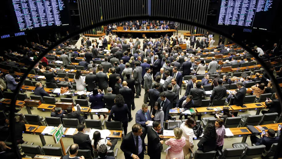 You are currently viewing Sob pressão, Câmara adia votação de PL que tira poder de governadores sobre PM
