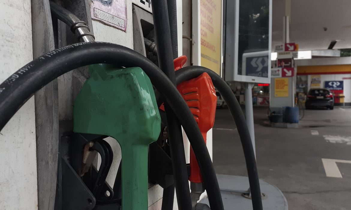 You are currently viewing Preço médio da gasolina caiu 3,74% em agosto; litro do etanol está abaixo de R$ 4, diz ANP