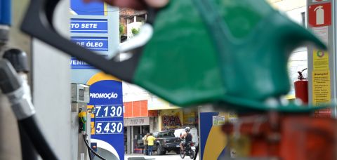 You are currently viewing Ministério estima redução de até R$ 1,55 na gasolina após fixação do ICMS 
