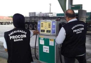 Read more about the article Procon fiscaliza preços nos postos de combustíveis após redução do ICMS