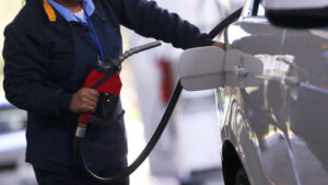 Read more about the article Preço da gasolina vai cair mais de 20%, diz governo. Veja redução estimada para cada estado