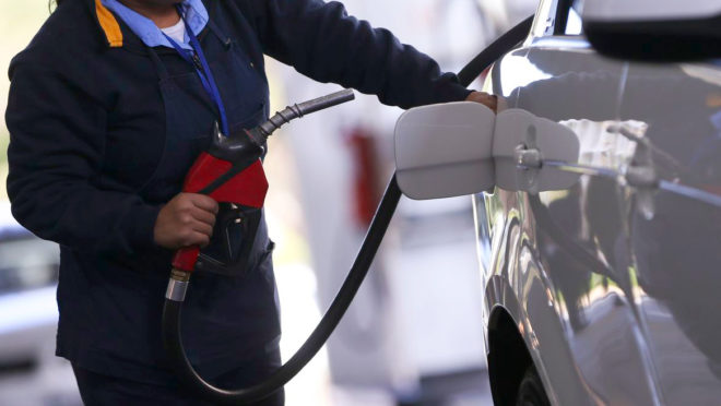 You are currently viewing Preço da gasolina vai cair mais de 20%, diz governo. Veja redução estimada para cada estado