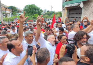 Read more about the article Lula faz aparição apagada na Lapinha e evita calor do povo no percurso até a Praça Municipal
