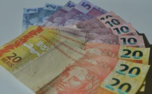Read more about the article Congresso aprova salário mínimo de R$ 1.294 em 2023 na LDO