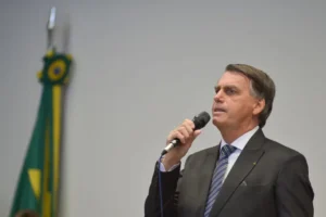 Read more about the article Bolsonaro promete manter zerados impostos federais de combustíveis