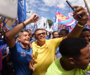 Read more about the article ACM Neto realiza caminhada no Subúrbio em primeiro ato de campanha em Salvador