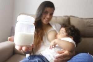 Read more about the article Banco de leite materno: Bahia recebe 2,7 mil litros de doação de leite materno em 2022