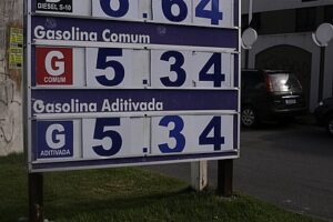 Read more about the article Alívio para o bolso: preço da gasolina cai 30% em dois meses na Bahia