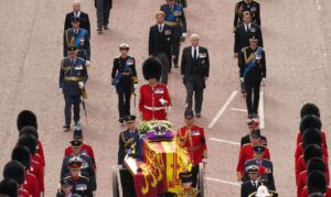 Read more about the article Milhares de pessoas visitam caixão da rainha em velório público
