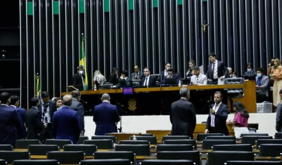 You are currently viewing Sem governabilidade à vista, Coligação de Lula cogita abrir mão de disputa à presidência da Câmara