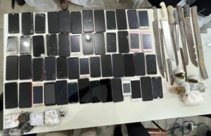 Read more about the article PM e PC encontram 73 celulares e 2,4 kg de drogas nos presídios de Jequié e Juazeiro