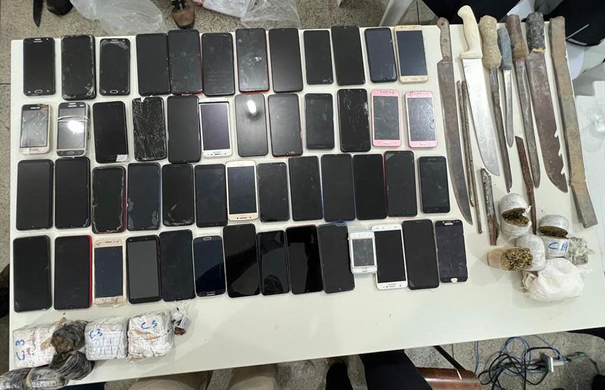 You are currently viewing PM e PC encontram 73 celulares e 2,4 kg de drogas nos presídios de Jequié e Juazeiro