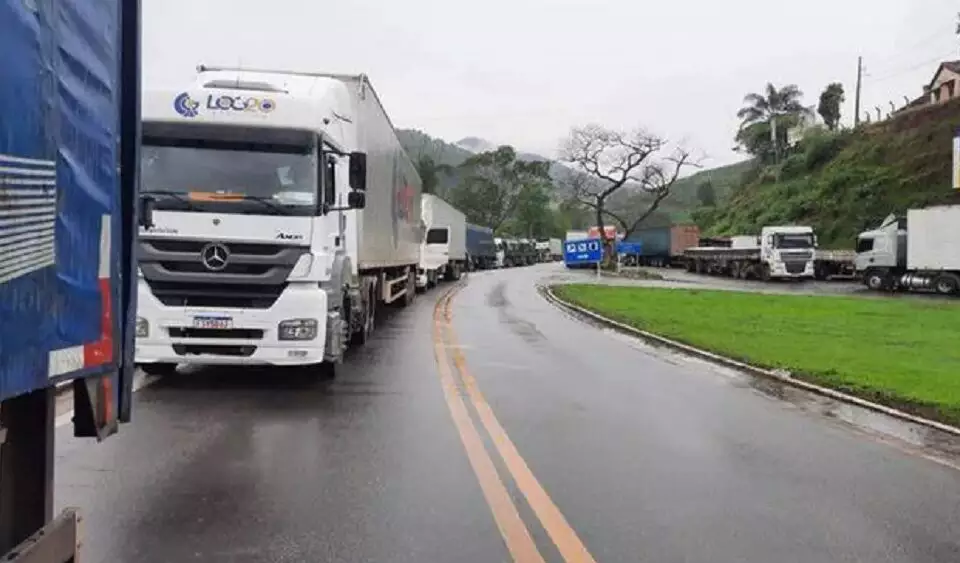 You are currently viewing Caminhoneiros fecham estradas inconformados com vitória de Lula