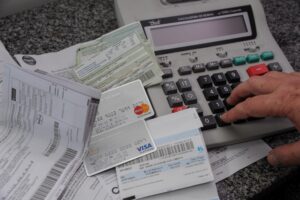 Read more about the article Três em cada dez famílias sofrem com dívidas no cartão de crédito, afirma Banco Central