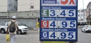 Read more about the article Preço da gasolina despenca nos últimos meses
