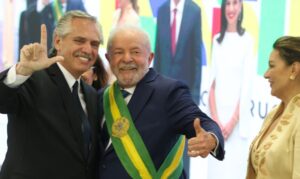 Read more about the article Moeda única; economistas criticam iniciativa de Lula e Fernánez