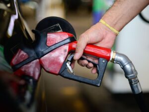 Read more about the article Preço da gasolina sobe, mesmo com isenção de impostos
