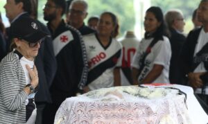 Read more about the article Fãs de Roberto Dinamite se despedem do craque vascaíno em São Januário