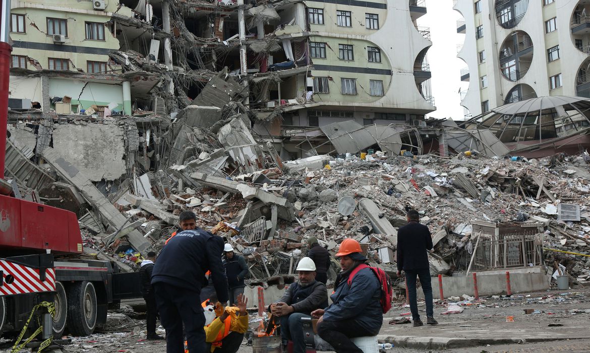 Read more about the article Terremoto – Número de mortos na Turquia e na Síria chega a mais de 5 mil