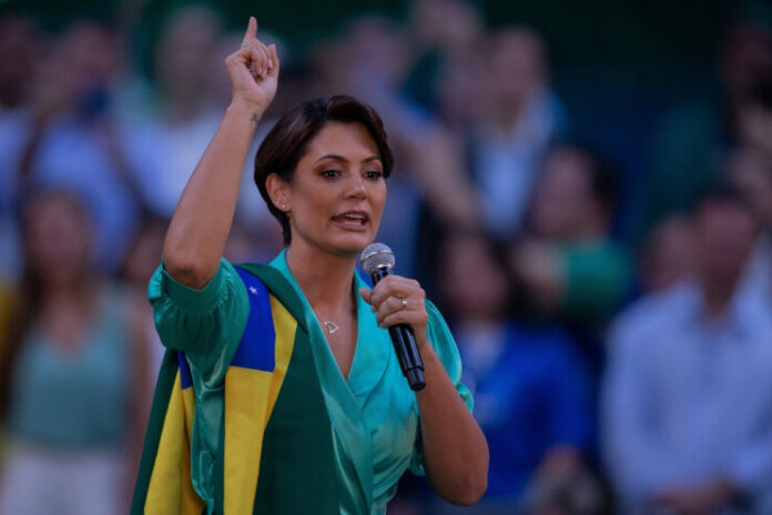 Read more about the article Michelle Bolsonaro desembarca em Brasília para mega ato do PL
