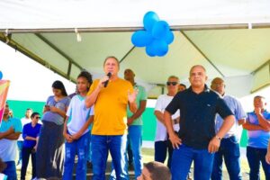 Read more about the article Prefeito João Gualberto entrega quadra de grama sintética em escola de Imbassaí durante festejos de aniversário da cidade