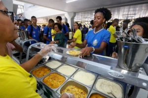 Read more about the article Governo estadual amplia investimento para garantir alimentação escolar a 800 mil estudantes na Bahia