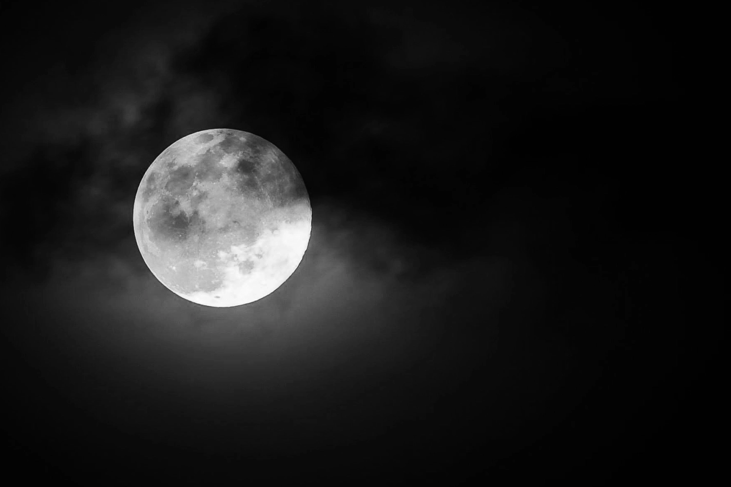 Read more about the article Lua Negra: um evento astronômico raro que não poderá ser visto no céu